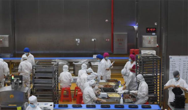 石家莊半成品獅子頭包裝機車間操作圖